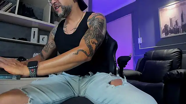 Snapshot of MrFrank_tattoo chatting on November 11, 2:22 am MrFrank tattoo online show from November 11, 2:22 am