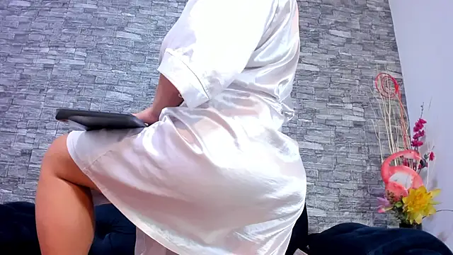 Snapshot of LizzRouse chatting on February 9, 8:33 am LizzRouse online show from February 9, 8:33 am