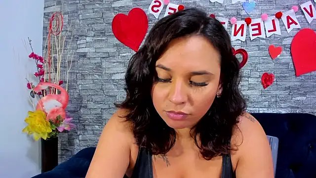 Snapshot of LizzRouse chatting on February 11, 12:49 am LizzRouse online show from February 11, 12:49 am