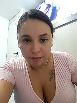 Snapshot of LizzRouse chatting on November 9, 12:42 am LizzRouse online show from November 9, 12:42 am