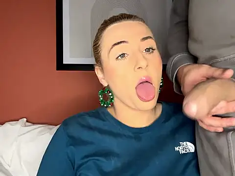 Snapshot of Strongqueen chatting on December 7, 8:49 pm Strongqueen online show from December 7, 8:49 pm