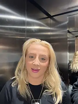 Snapshot of Strongqueen chatting on January 10, 9:10 pm Strongqueen online show from January 10, 9:10 pm