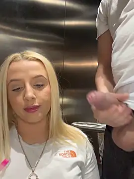 Snapshot of Strongqueen chatting on January 11, 11:24 pm Strongqueen online show from January 11, 11:24 pm