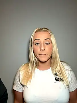 Snapshot of Strongqueen chatting on October 12, 3:55 pm Strongqueen online show from October 12, 3:55 pm