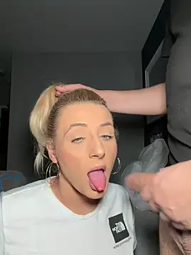 Snapshot of Strongqueen chatting on October 29, 8:43 pm Strongqueen online show from October 29, 8:43 pm