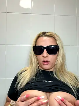 Snapshot of Strongqueen chatting on November 20, 7:02 pm Strongqueen online show from November 20, 7:02 pm