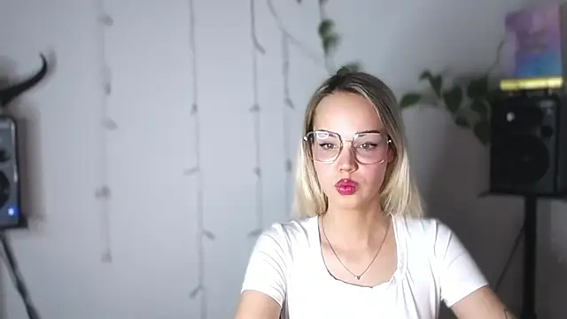 Snapshot of LexiexPlay chatting on January 7, 8:24 am LexiexPlay online show from January 7, 8:24 am