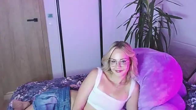 Snapshot of LexiexPlay chatting on September 10, 6:57 am LexiexPlay online show from September 10, 6:57 am