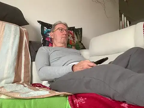 Snapshot of Nudelschwanz chatting on January 25, 12:26 pm Nudelschwanz online show from January 25, 12:26 pm