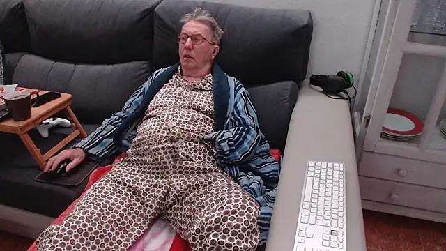Snapshot of Nudelschwanz chatting on February 3, 11:26 pm Nudelschwanz online show from February 3, 11:26 pm