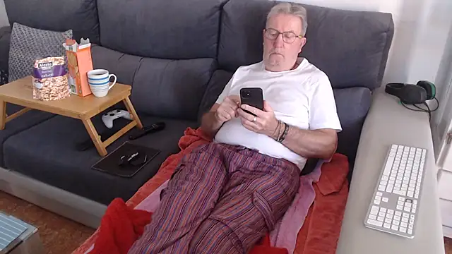 Snapshot of Nudelschwanz chatting on February 7, 2:47 pm Nudelschwanz online show from February 7, 2:47 pm