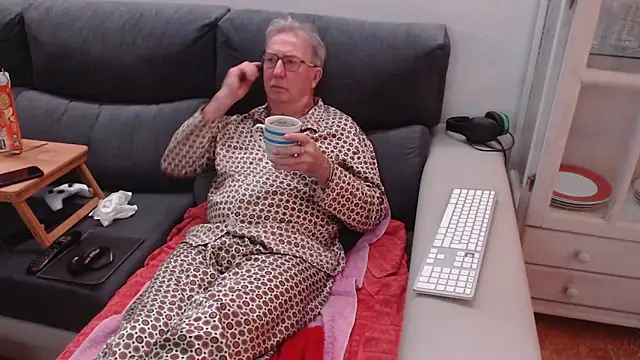 Snapshot of Nudelschwanz chatting on February 7, 9:37 pm Nudelschwanz online show from February 7, 9:37 pm