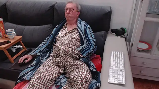 Snapshot of Nudelschwanz chatting on February 8, 6:22 am Nudelschwanz online show from February 8, 6:22 am