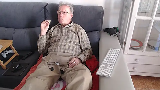 Snapshot of Nudelschwanz chatting on February 8, 11:55 am Nudelschwanz online show from February 8, 11:55 am