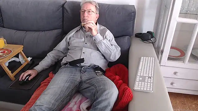 Snapshot of Nudelschwanz chatting on February 13, 11:39 am Nudelschwanz online show from February 13, 11:39 am
