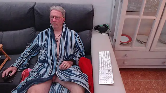 Snapshot of Nudelschwanz chatting on February 15, 11:25 pm Nudelschwanz online show from February 15, 11:25 pm