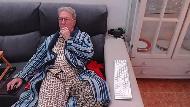 Snapshot of Nudelschwanz chatting on February 16, 8:55 pm Nudelschwanz online show from February 16, 8:55 pm