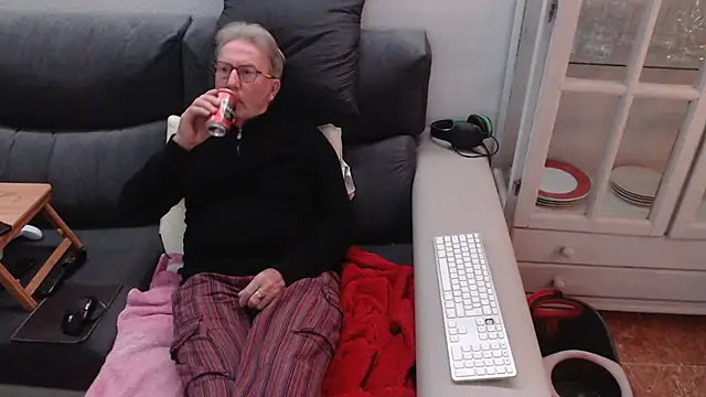Snapshot of Nudelschwanz chatting on February 22, 9:04 pm Nudelschwanz online show from February 22, 9:04 pm