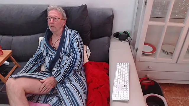 Snapshot of Nudelschwanz chatting on February 23, 6:12 pm Nudelschwanz online show from February 23, 6:12 pm