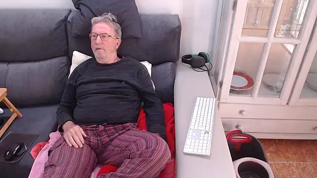 Snapshot of Nudelschwanz chatting on February 24, 5:31 pm Nudelschwanz online show from February 24, 5:31 pm