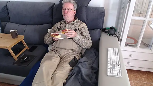 Snapshot of Nudelschwanz chatting on February 28, 3:26 pm Nudelschwanz online show from February 28, 3:26 pm