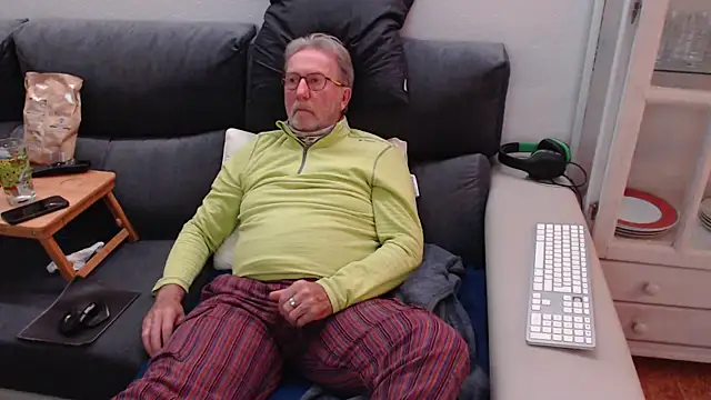 Snapshot of Nudelschwanz chatting on March 7, 6:54 pm Nudelschwanz online show from March 7, 6:54 pm