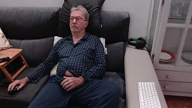 Snapshot of Nudelschwanz chatting on March 8, 4:34 am Nudelschwanz online show from March 8, 4:34 am