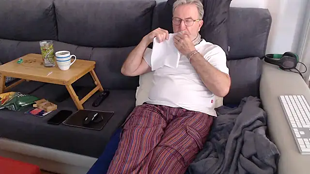 Snapshot of Nudelschwanz chatting on March 8, 3:56 pm Nudelschwanz online show from March 8, 3:56 pm