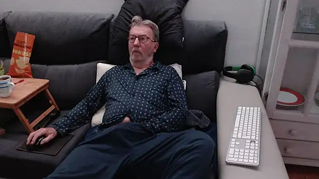 Snapshot of Nudelschwanz chatting on March 9, 4:16 am Nudelschwanz online show from March 9, 4:16 am
