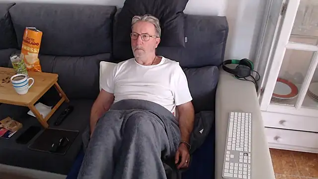 Snapshot of Nudelschwanz chatting on March 9, 3:49 pm Nudelschwanz online show from March 9, 3:49 pm