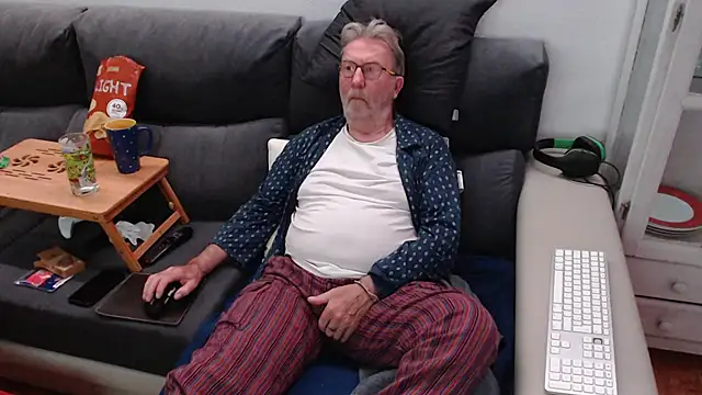 Snapshot of Nudelschwanz chatting on March 9, 10:19 pm Nudelschwanz online show from March 9, 10:19 pm