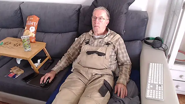 Snapshot of Nudelschwanz chatting on March 10, 12:04 pm Nudelschwanz online show from March 10, 12:04 pm
