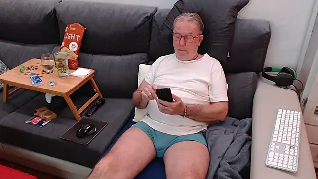 Snapshot of Nudelschwanz chatting on March 10, 6:23 pm Nudelschwanz online show from March 10, 6:23 pm