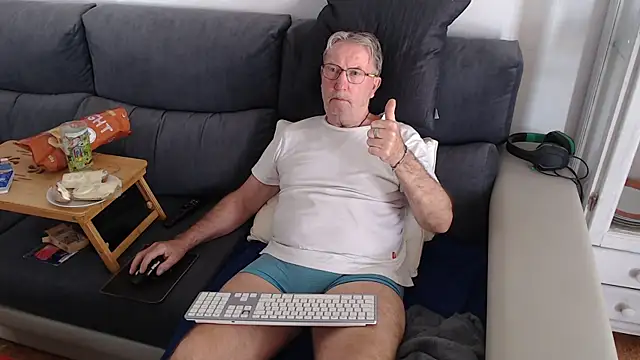 Snapshot of Nudelschwanz chatting on March 11, 12:39 pm Nudelschwanz online show from March 11, 12:39 pm