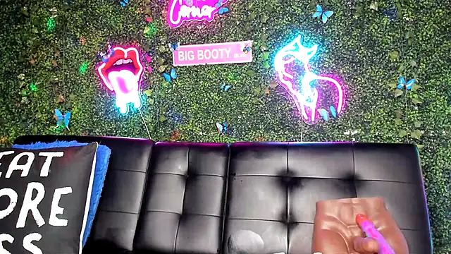 Snapshot of ThickAssRena chatting on December 3, 3:09 am ThickAssRena online show from December 3, 3:09 am