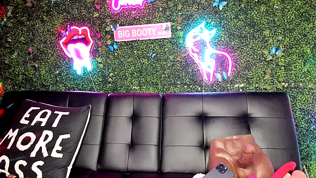 Snapshot of ThickAssRena chatting on December 14, 9:45 pm ThickAssRena online show from December 14, 9:45 pm