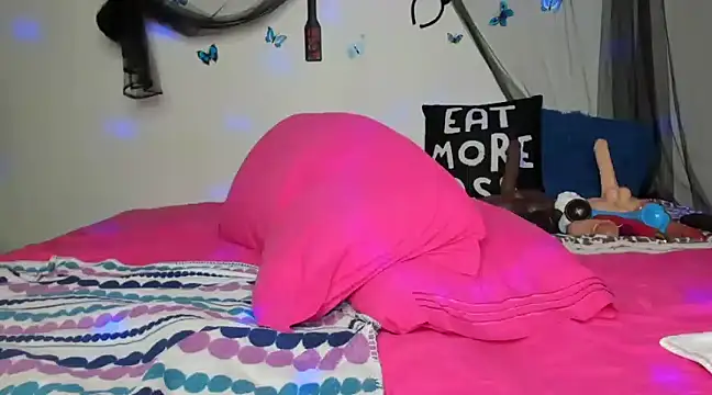 Snapshot of ThickAssRena chatting on January 16, 4:28 am ThickAssRena online show from January 16, 4:28 am