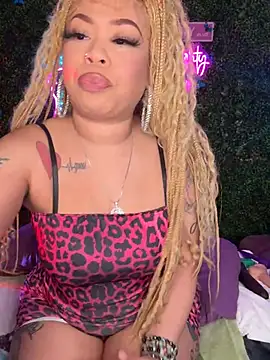 Snapshot of ThickAssRena chatting on May 16, 1:13 am ThickAssRena online show from May 16, 1:13 am