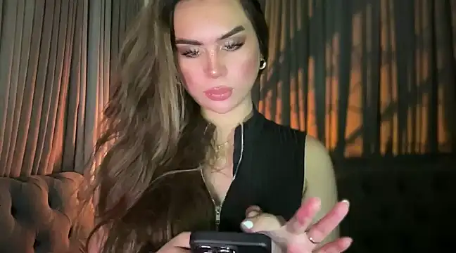 Snapshot of Mistress_supreme chatting on January 30, 1:44 am Mistress supreme online show from January 30, 1:44 am