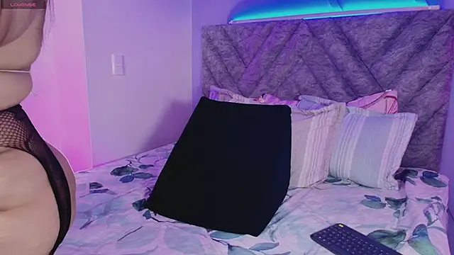 Snapshot of emmajohnss chatting on November 6, 4:02 am emmajohnss online show from November 6, 4:02 am