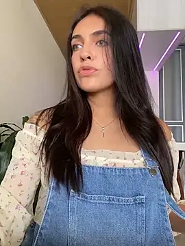 Snapshot of DaphneUwu chatting on February 5, 7:42 pm DaphneUwu online show from February 5, 7:42 pm