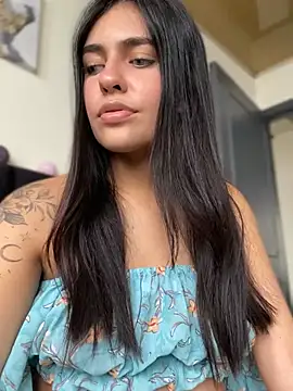 Snapshot of DaphneUwu chatting on February 15, 8:33 pm DaphneUwu online show from February 15, 8:33 pm