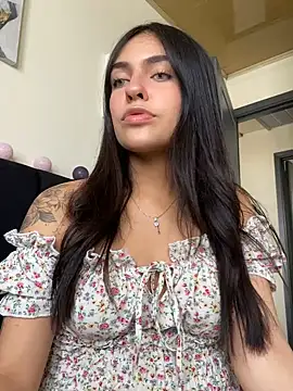 Snapshot of DaphneUwu chatting on March 12, 2:45 pm DaphneUwu online show from March 12, 2:45 pm