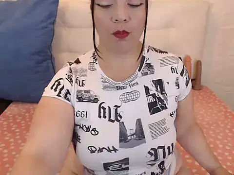 Snapshot of Angiee_BBW chatting on March 11, 5:57 pm Angiee BBW online show from March 11, 5:57 pm