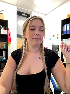 CherryAuroraa online show from December 4, 9:46 pm