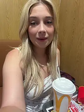 Snapshot of CherryAuroraa chatting on June 7, 5:38 pm CherryAuroraa online show from June 7, 5:38 pm