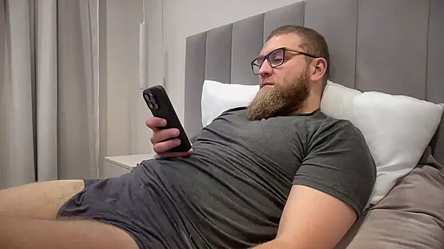 Snapshot of Bear_bear_ chatting on October 22, 10:04 am Bear bear online show from October 22, 10:04 am