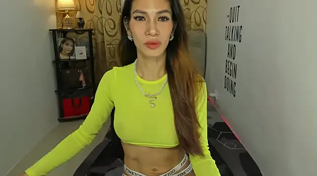 Snapshot of Trixie_Mattel21 chatting on December 14, 11:12 pm Trixie Mattel21 online show from December 14, 11:12 pm