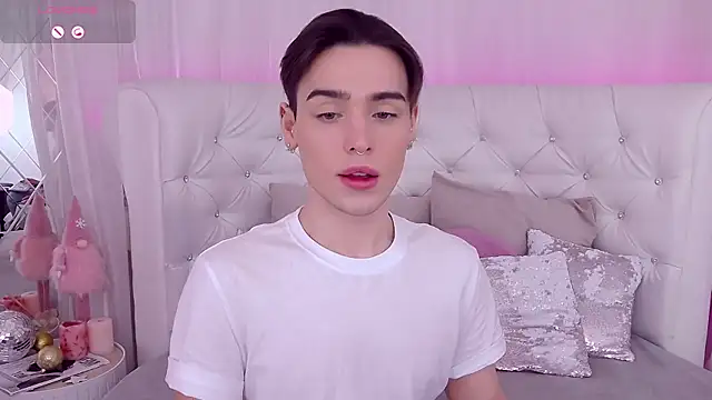 Snapshot of RobbyCharming chatting on January 4, 7:44 pm RobbyCharming online show from January 4, 7:44 pm