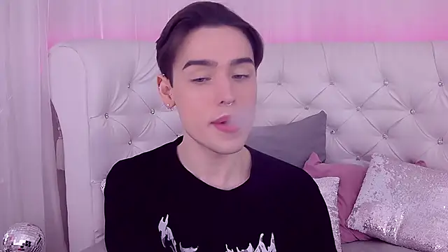 Snapshot of RobbyCharming chatting on February 22, 7:47 pm RobbyCharming online show from February 22, 7:47 pm